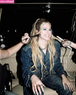 Avril Lavigne [ avril-lavigne ] - I can shake this ass for you 🍑💦