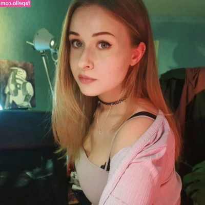 elina twich [ elina-twich ] - Some very cheeky photos for you today  Still sporting some bruises