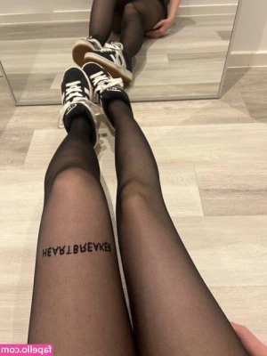 Lilou Loves Nylon [ lilou-loves-nylon ] - Ass tanning