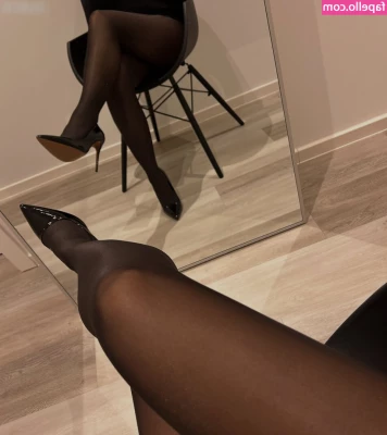 Lilou Loves Nylon [ lilou-loves-nylon ] - Booty booty booty