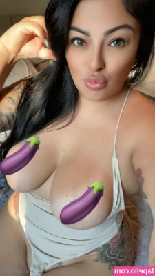 thickbaddie_jenna [ thickbaddie-jenna ] - I m off my period yayy I can pop that pussy open tonight new videos