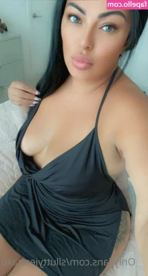 thickbaddie_jenna [ thickbaddie-jenna ] - Had to grab some pics for our fans while we had a quickie on his