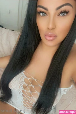 thickbaddie_jenna [ thickbaddie-jenna ] - A few little pics to start things off