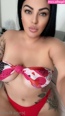 thickbaddie_jenna [ thickbaddie-jenna ] - Going to up load more tonight x 😊