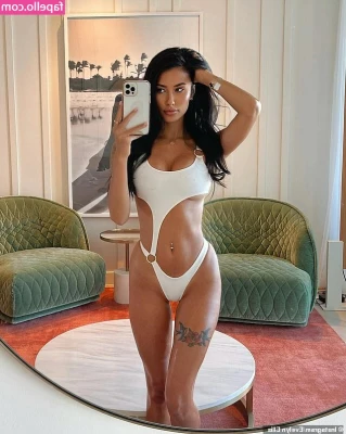 Tahnee Cook [ tahnee-cook ] - Want me take my panties off😈😈