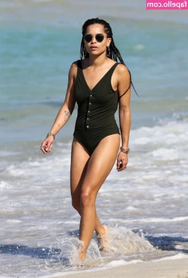 Zoë Kravitz [ zo-kravitz ] - Feliz navidad     Jugamos un ratito