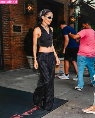 Zoe Kravitz [ zoe-kravitz ] - Hello lover 😏