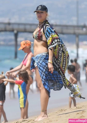 Gwen Stefani [ gwen-stefani-1 ] - Good evening :) Long day and I am glad to be getting into bed soon.