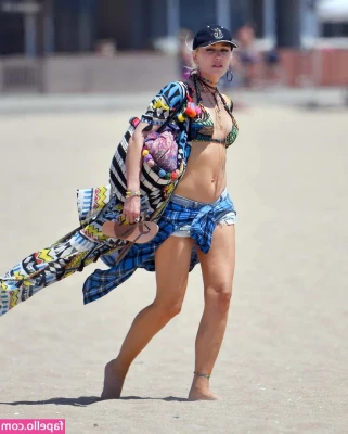 Gwen Stefani [ gwen-stefani-1 ] - I love kissing her