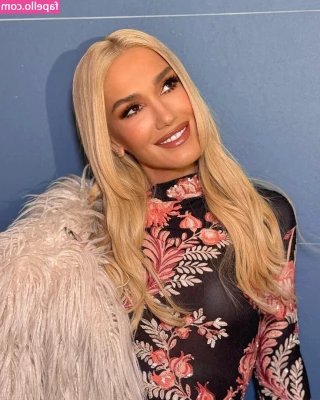 Gwen Stefani [ gwen-stefani-1 ] - Relaxing in the kayak