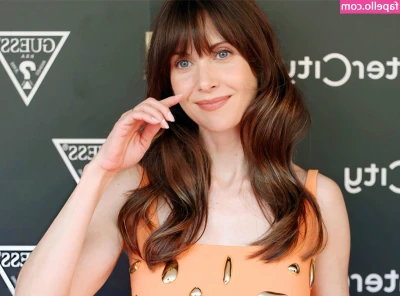 Alison Brie [ alison-brie ] - Bouncy titties 😍