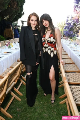 Alison Brie [ alison-brie ] - playing w my ass.. horny af