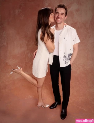 Alison Brie [ alison-brie ] - Ma tenue du jour se joue à un squirt   Quel efficacité ce jouet
