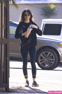Alison Brie [ alison-brie ] - Smothered under my perfect butt