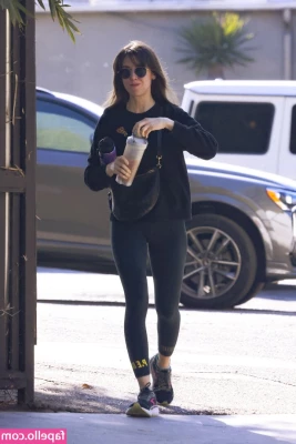 Alison Brie [ alison-brie ] - Pussy Free For You