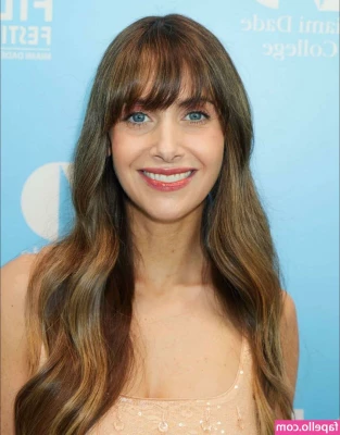 Alison Brie [ alison-brie ] - This hump is ready for action 🤤🥺
