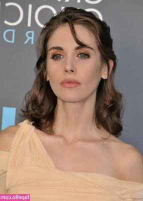 Alison Brie [ alison-brie ] - This should start your day out amazing🥵
