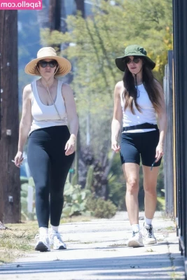 Alison Brie [ alison-brie ] - Quick change 😜