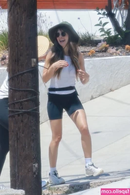 Alison Brie [ alison-brie ] - I've been ill and shitty this week - so i'm a day behind with customs