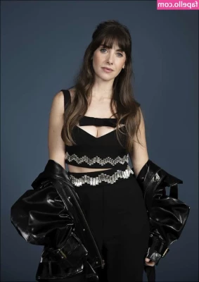 Alison Brie [ alison-brie ] - Should’ve been putting my workouts for the week together for my
