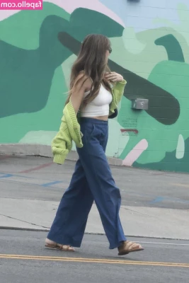Alison Brie [ alison-brie ] - Booty shake