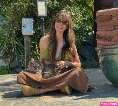 Alison Brie [ alison-brie ] - I wish I could feel your body pressed up to mine 🤤