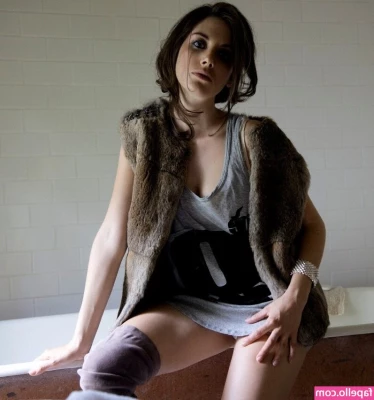 Alison Brie [ alison-brie ] - JOI POV where classy n gassy fart seductively in their curve hugging