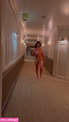 Alison Brie [ alison-brie ] - Swipe to lift my Death Note