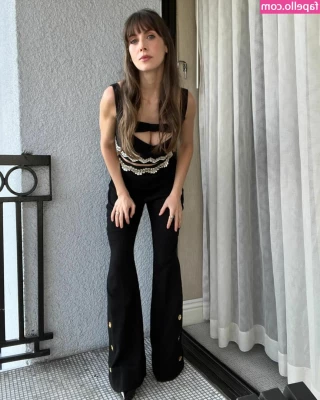 Alison Brie [ alison-brie ] - Anyone else get rock hard driving