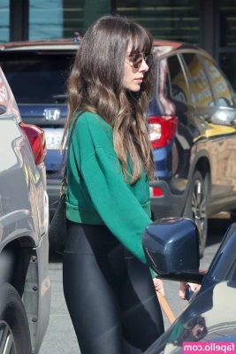 Alison Brie [ alison-brie ] - Workout