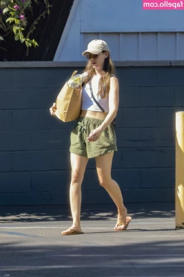 Alison Brie [ alison-brie ] - Who doesn t like naked bong rips