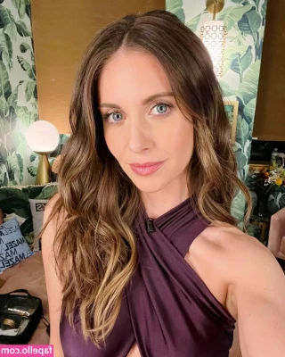 Alison Brie [ alison-brie ] - Very  hot video   with    valentin_meunier   Again torrid moments and