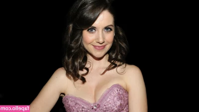 Alison Brie [ alison-brie ] - Tities out