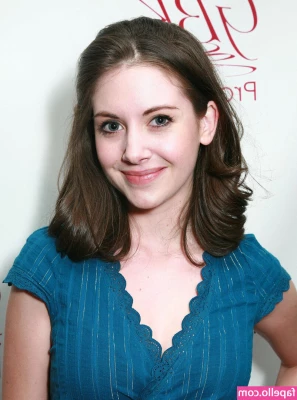 Alison Brie [ alison-brie ] - Don’t make me throw one of my thigh knives at you 👀🔪