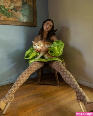 Alison Brie [ alison-brie ] - A nice handjob with cumshot 🙊 💦