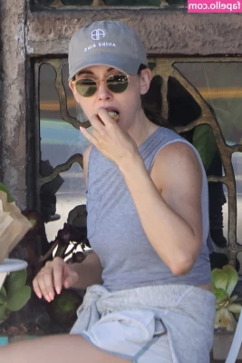 Alison Brie [ alison-brie ] - Up close pusssy shot