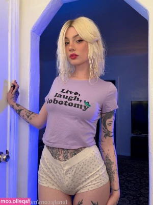 molliganbitch - I want you to kiss me! start at my heels and end at my gorgeous