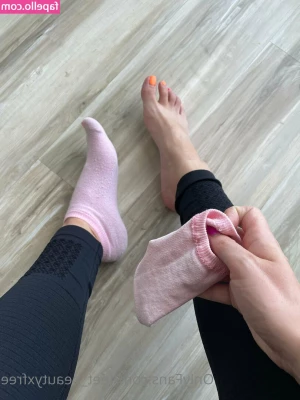 feet_beautyxfree [ feet-beautyxfree ] - 🌌 Anyone else LIVE in their @ofmerch or just me 😝 ❤️ xx Meg
