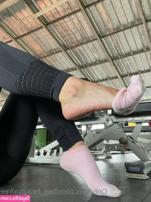 feet_beautyxfree [ feet-beautyxfree ] - Would you hit it from the back?