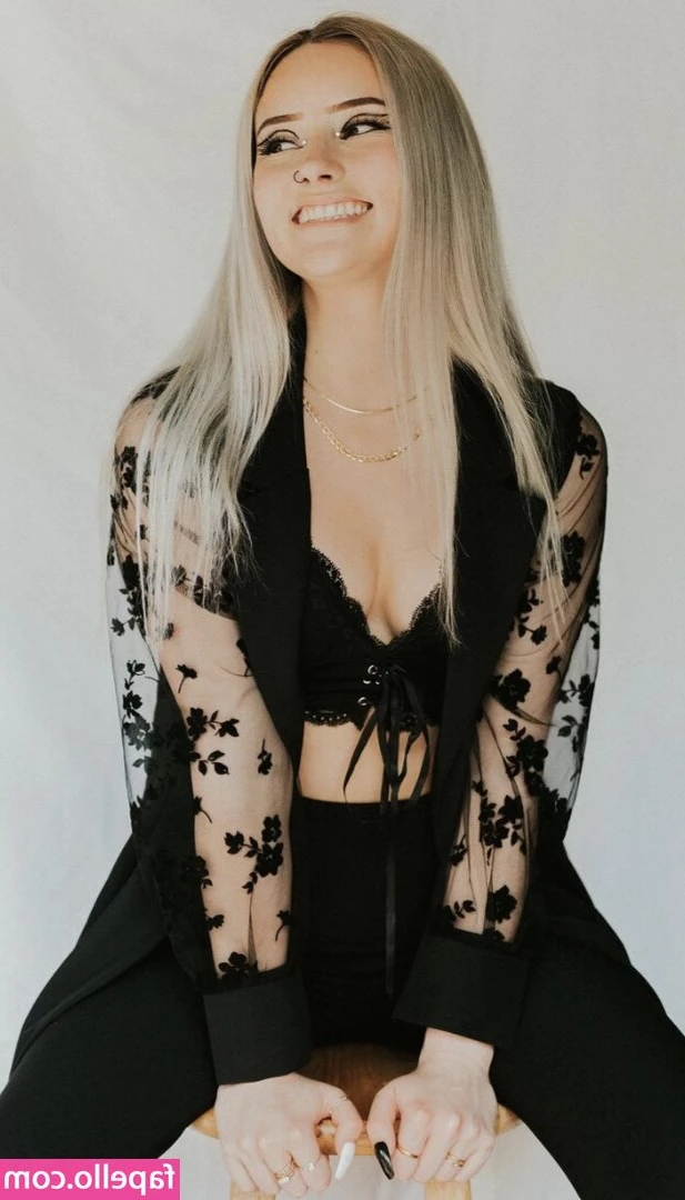 Megan Elizabeth [ megan-elizabeth ] - Anyone need some wood? THIS AXE IS FAKE!