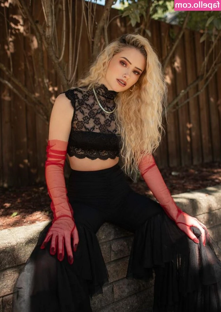 Megan Elizabeth [ megan-elizabeth ] - Hi  we are the new onlyfans couple  bringing fresh and weird stuff