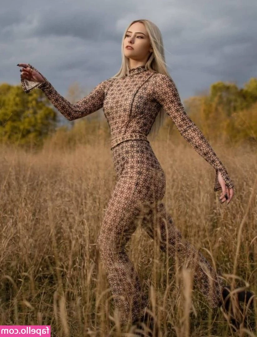 Megan Elizabeth [ megan-elizabeth ] - Spoiler allert.. Its my tentacle Bad Dragon dildo ;) Watch me stretch