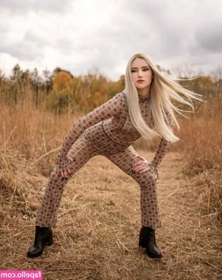 Megan Elizabeth [ megan-elizabeth ] - I recently had a new photo session. Quite frank. I look at the photos