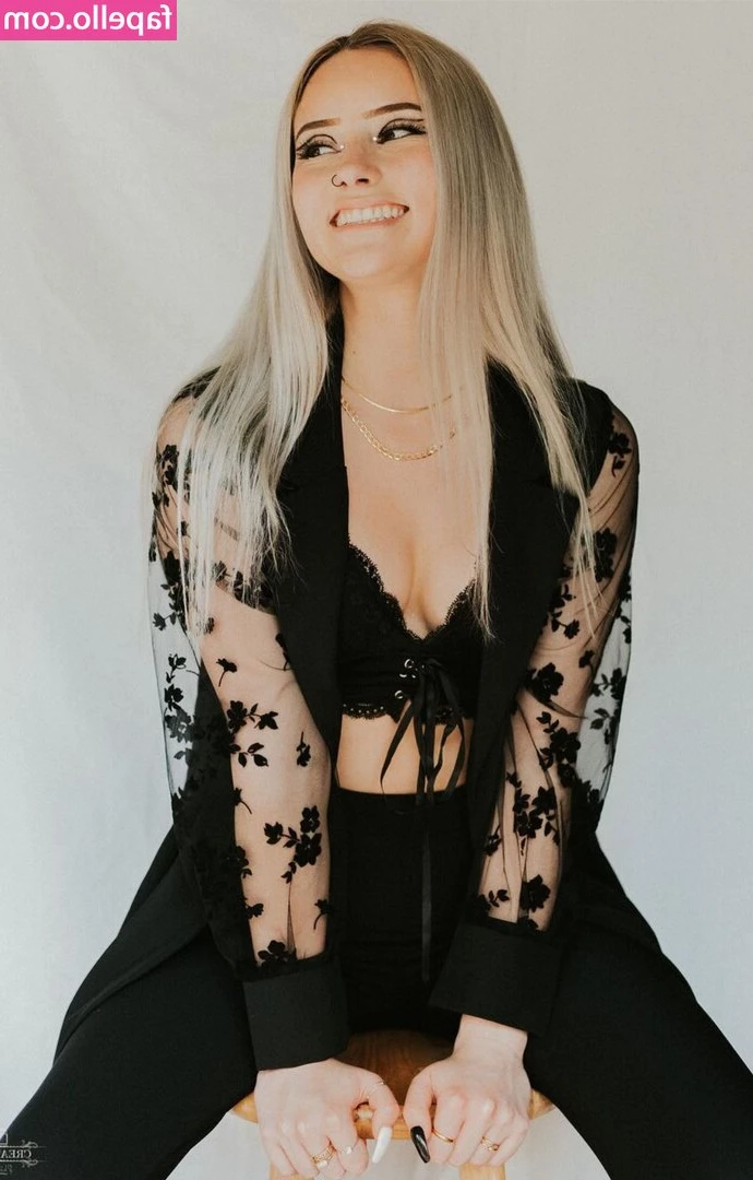 Megan Elizabeth [ megan-elizabeth ] - want me to take this off now? 🤭 let's get naughty in the DMs 😈