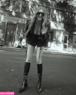 Larsen Thompson [ larsen-thompson ] - Enjoy the pose