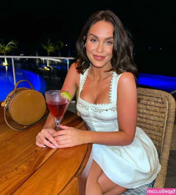 Vicky Pattison [ vicky-pattison ] - I hope my tits & abs brighten your day! 😜