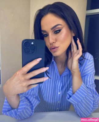 Vicky Pattison [ vicky-pattison ] - Who is going to cum and peel down these leggings for me 😋
