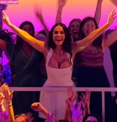 Vicky Pattison [ vicky-pattison ] - Behind the scenes....😜