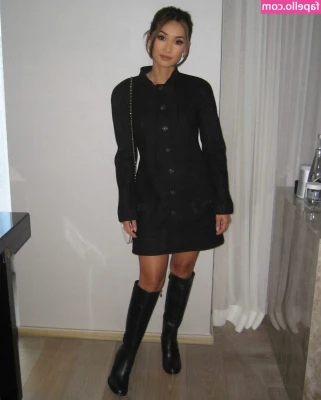 Brenda Song [ brenda-song ] - Home alone on a Saturday night! My inbox is open to chat ☺️