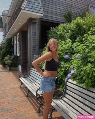 Maddy Taylor [ maddy-taylor ] - Looking for someone to suck my nipples 😋